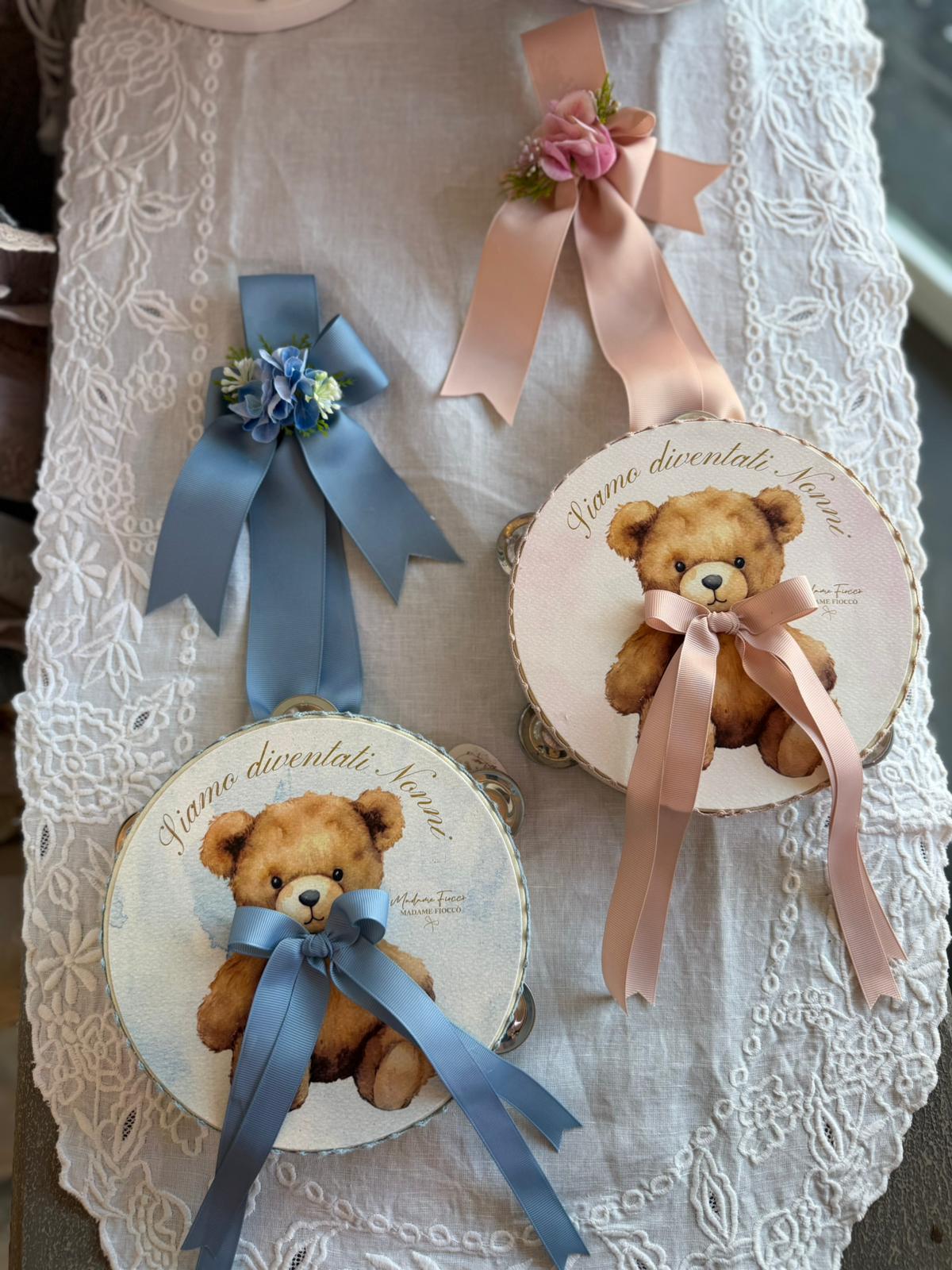 Tamburella Teddy Siamo diventati Nonni con nastri - 2 varianti - diam 18 cm - Madame Fiocco